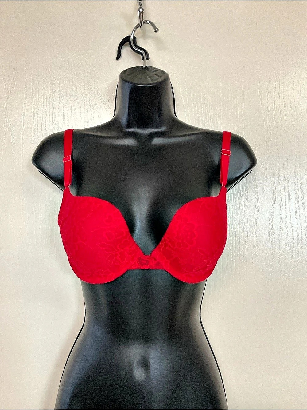 🌺$5.00 must bundle 🌺Ambrielle Lace Underwire Bra in Red 34C